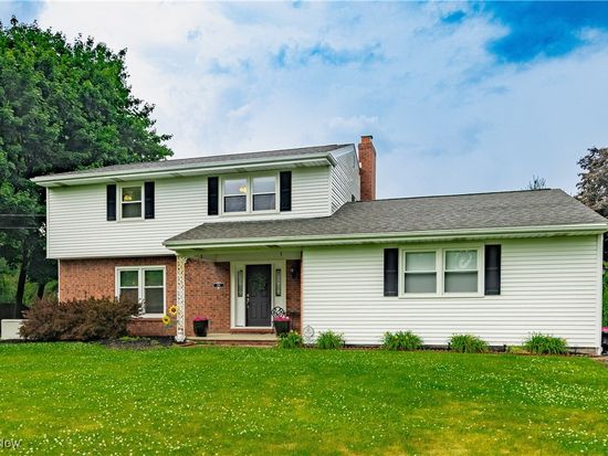 Two-story colonial with attached wing in Madison, Ohio